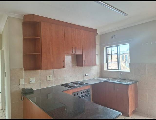 2 BEDROOM TOWNHOUSE FOR SALE IN SONNEVELD